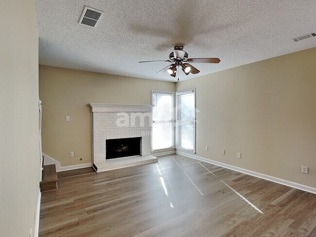 Building Photo - 285 Thornbush Ln