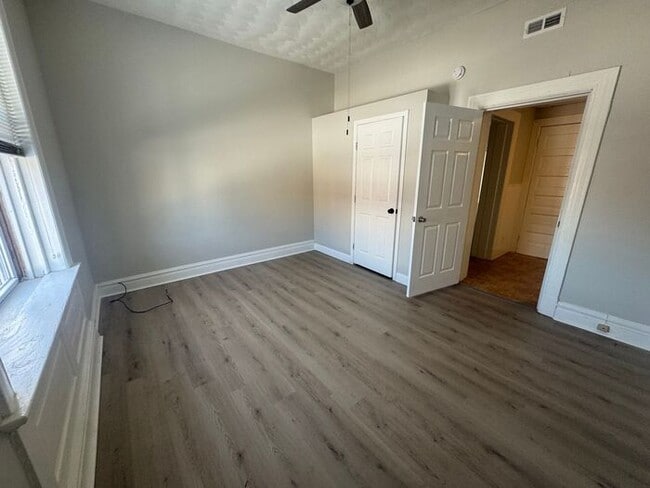 Building Photo - 2 bed/1 Bath South City Duplex Apartment