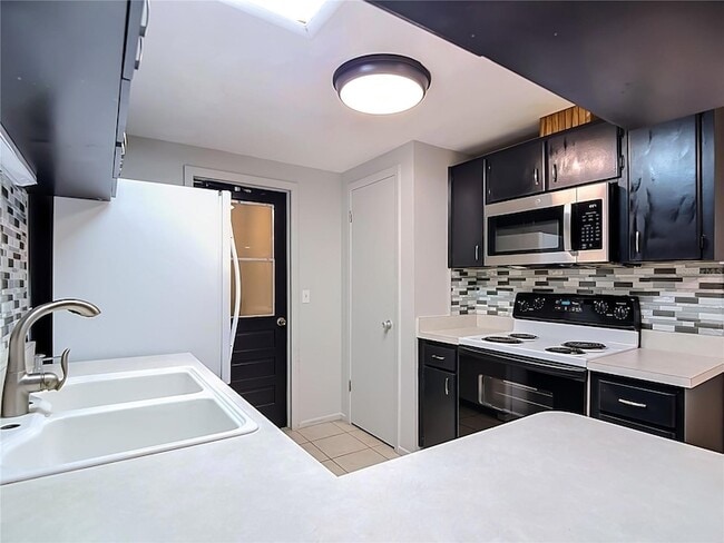 Building Photo - 7916 Woodgrove Cir