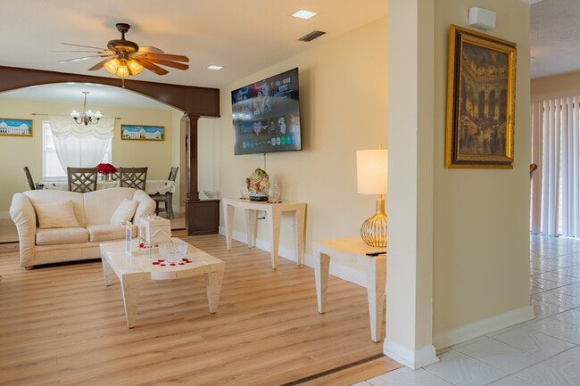 Building Photo - 6203 Tebbetts Dr