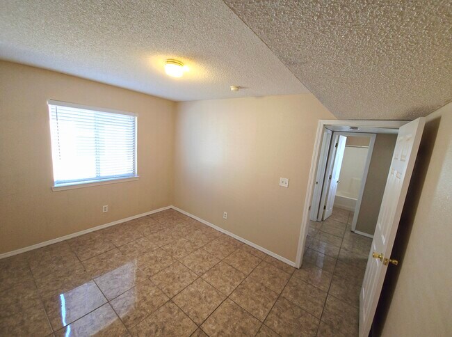 Building Photo - 10493 Kirkland St