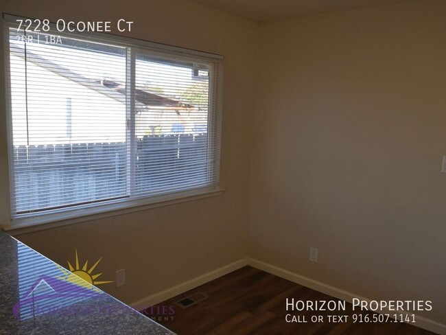 Building Photo - 2 Bed 1 Bath 827 Sq. Ft. Citrus Heights Du...