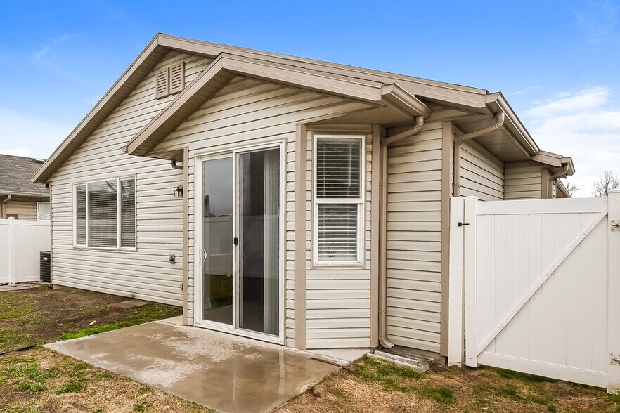 Building Photo - 1040 York Dr