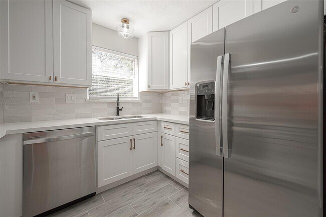 Building Photo - 6 N Waxberry Rd