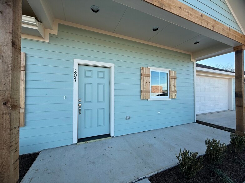 Building Photo - 207 Railroad Ave