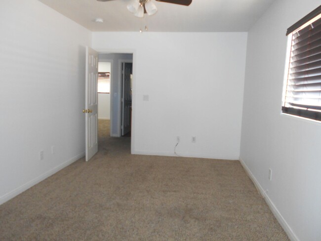 Building Photo - 4-Bedroom Rental Home with Modern Amenities