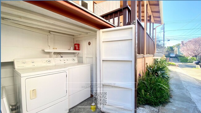 Building Photo - Large kitchen with 2 Fridges, Separate toi...