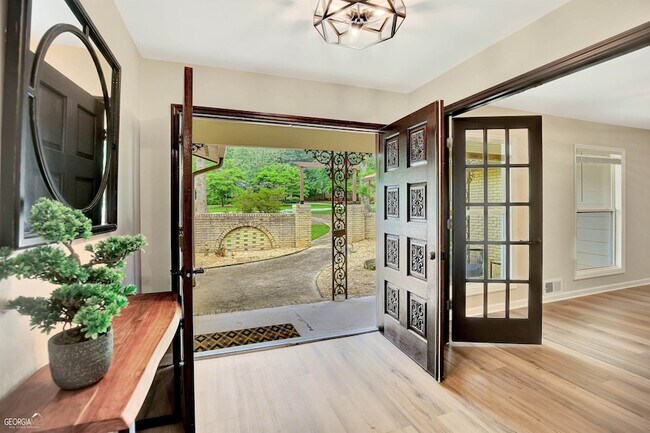 Building Photo - 213 Oakmount Dr