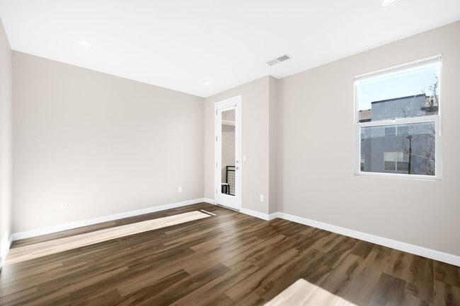 Building Photo - 3BD, 2.5BA Englewood Townhome with 2-Car Garage