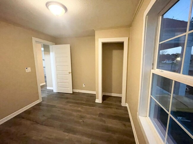 Building Photo - Your dream home awaits!