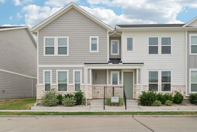 Building Photo - 3900 Carmel Villas Dr