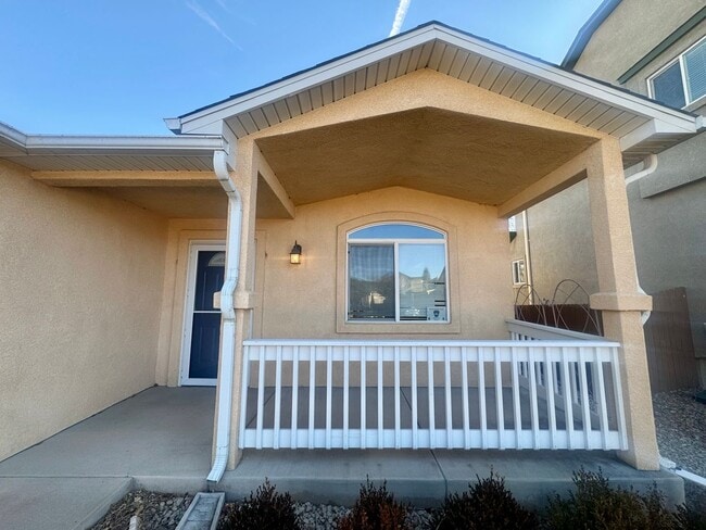 Building Photo - Beautiful home in with Stunning Mountain Views