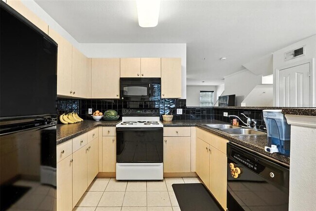 Building Photo - 742 Centervale Dr