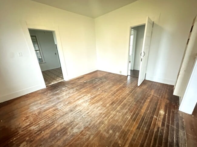 Building Photo - 565 Campus St