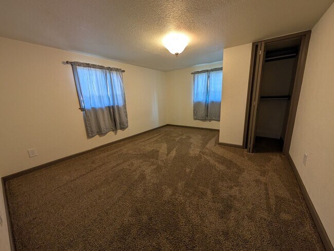 Building Photo - 2 Bedroom 1 Bath Winchester House - Walking Distance to the Lake!