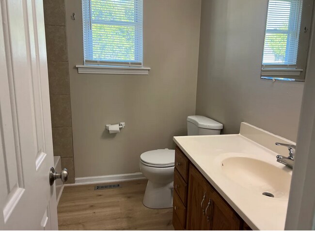 Building Photo - 824 Oak Leaf Dr