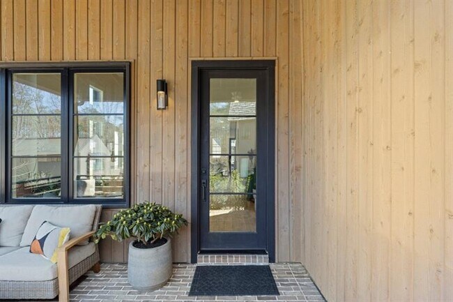Building Photo - 304 Mado Ln