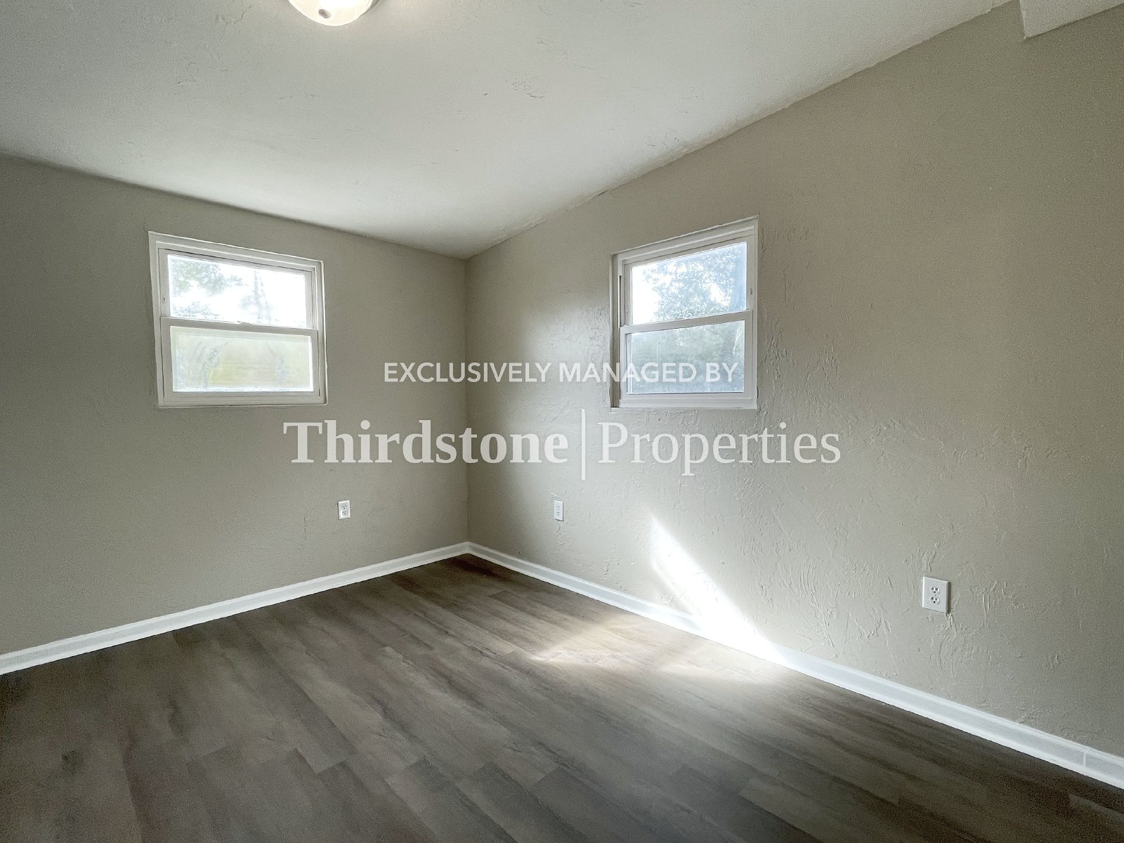 Building Photo - 10452 Pinehurst Dr