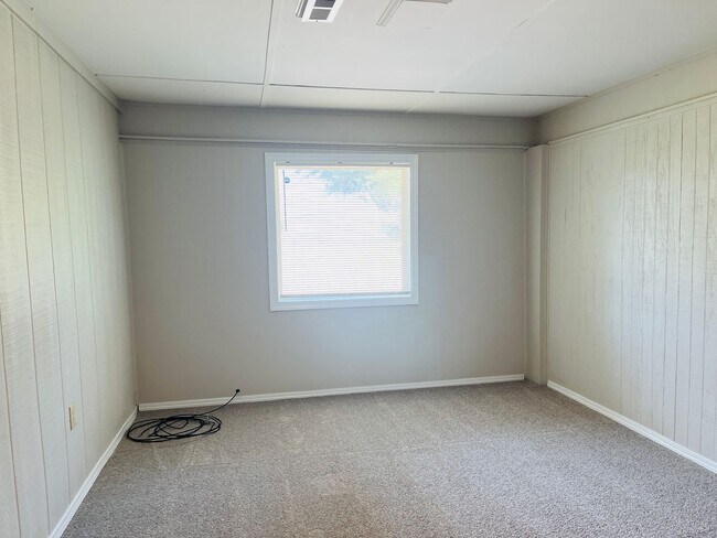 Building Photo - Wow! Check out this charming 4-bedroom, 1-...