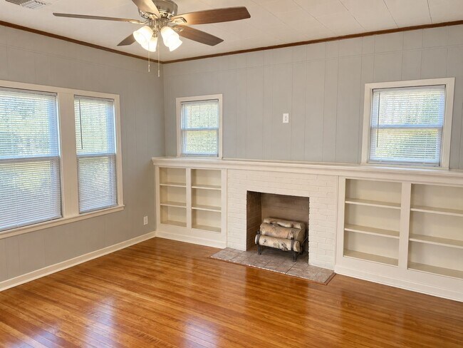 Building Photo - 349 Jeanette St