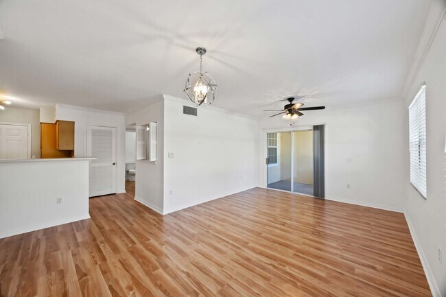 Building Photo - Spacious 1/1 unit available now for annual rent