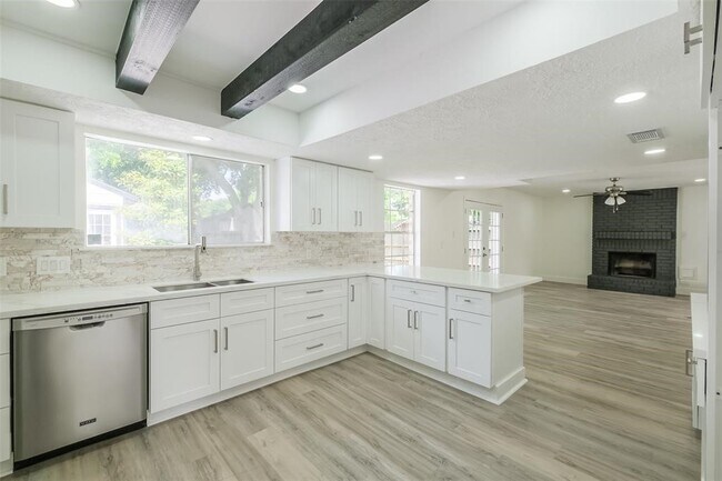 Building Photo - 1311 Sand Stone Dr
