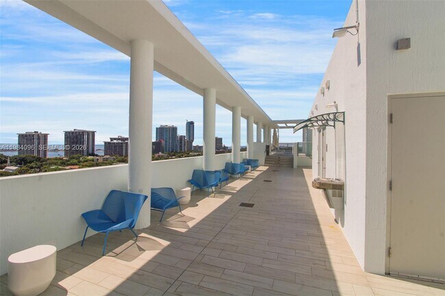 Building Photo - 1600 SW 1st Ave