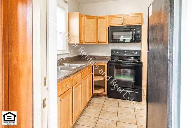 Building Photo - 1609 Tecumseh St