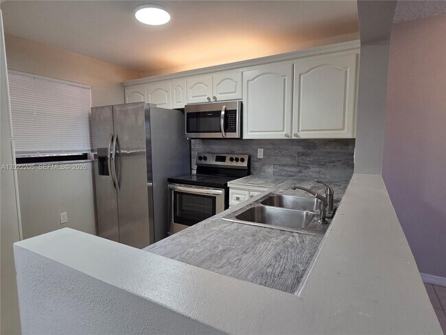 Building Photo - 10835 SW 112th Ave