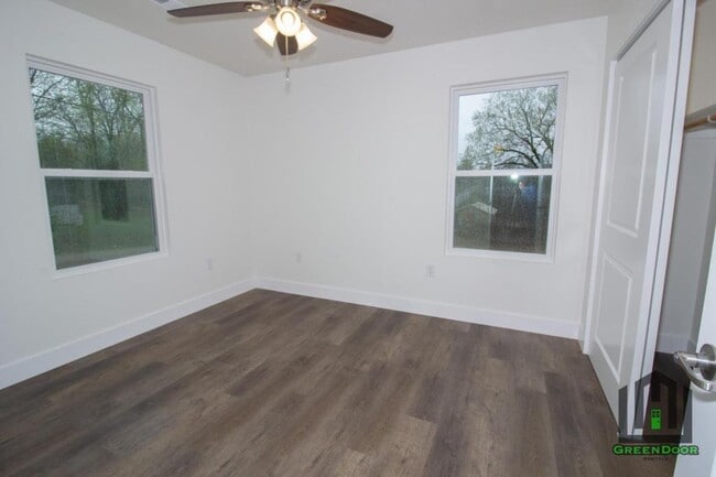 Building Photo - 303 Lion St