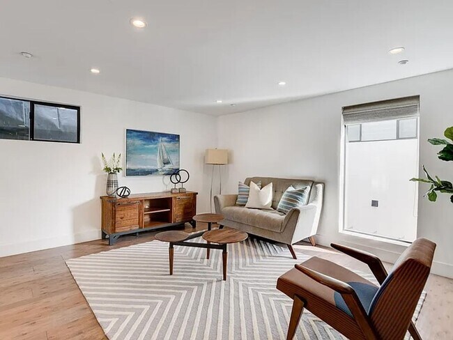 Building Photo - RARE Luxurious 3 Bedroom + Office in Hillcrest / Mission Hills