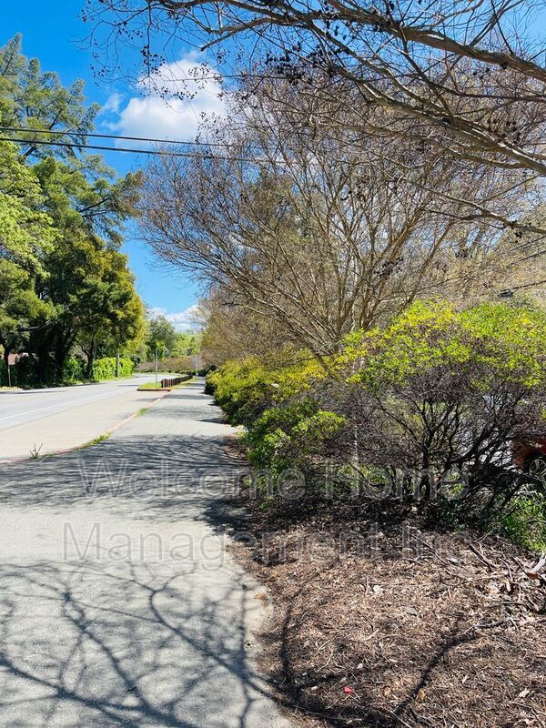 Building Photo - 2561 Olympic Blvd