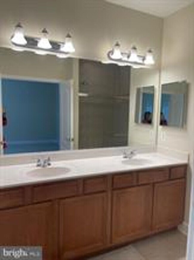 Building Photo - END UNIT TOWNHOUSE WITH 2 CAR GARAGE, 4 BEDROOMS AND 3.5 BATHS..FINISHED REC ROOM