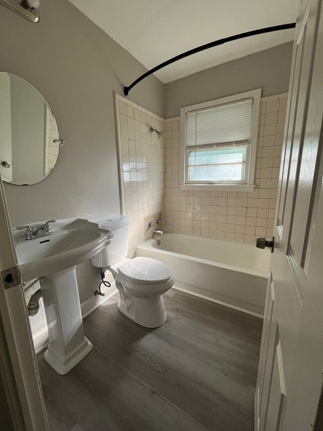 Building Photo - Lovely 2BR/1ba house