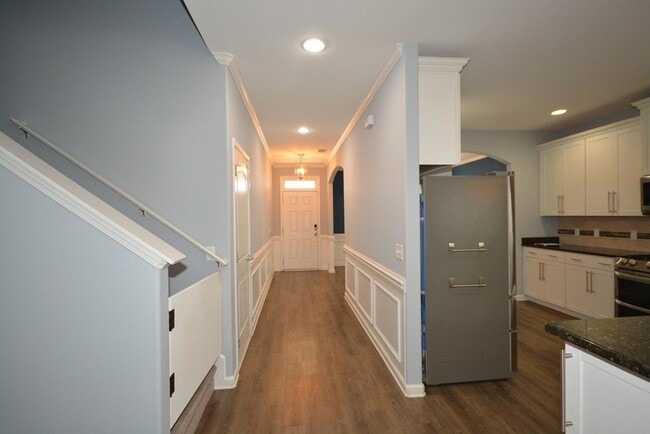 Building Photo - "Luxurious 5-Bed in, Pooler!"