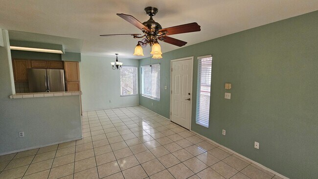Building Photo - Cute Condo close to the Strip!!!