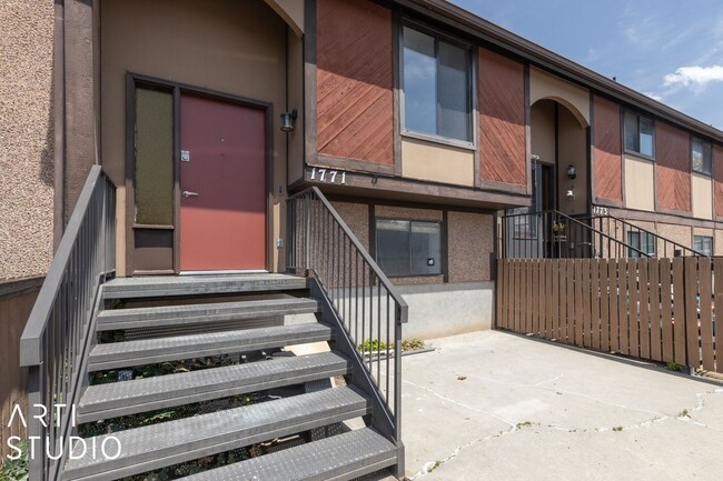 Building Photo - Fully Renovated 4-Bedroom Townhome in Prim...