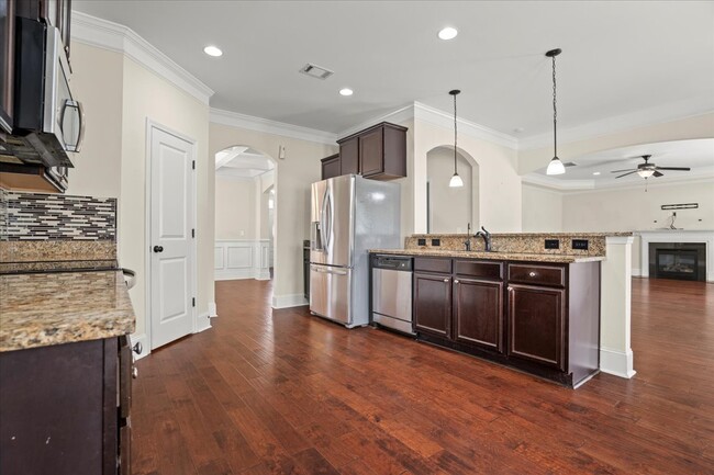 Building Photo - 1635 Lake Wateree Dr