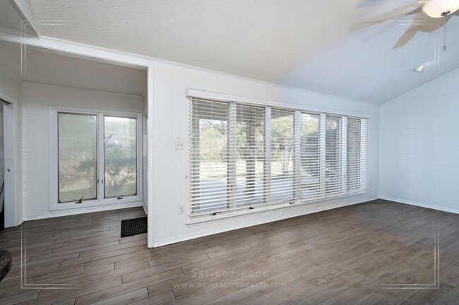 Building Photo - Immaculate 3BR / 2BA Home in Carriage Hills