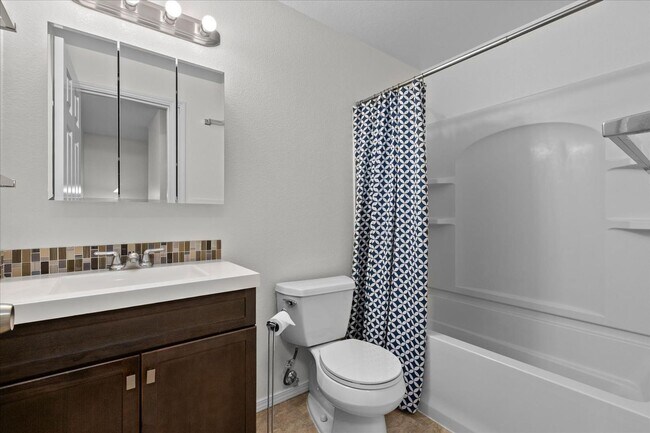 Building Photo - Monroe End Unit Townhome Unit A