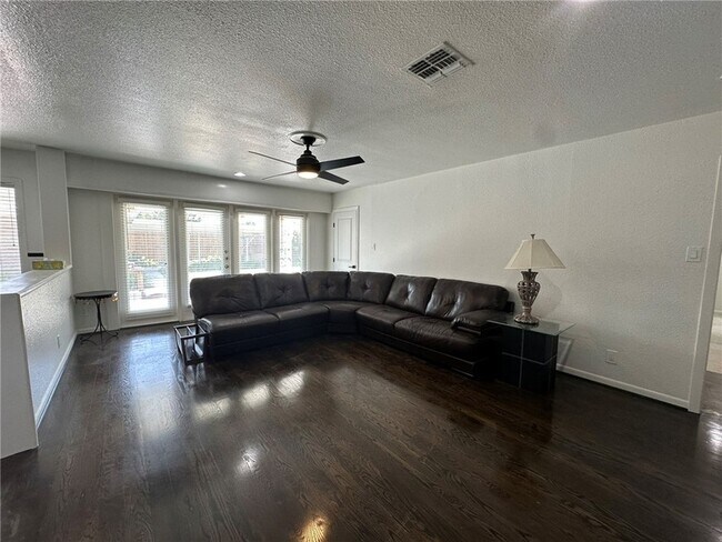 Building Photo - 301 Bermuda Pl