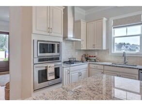 Building Photo - 3 Bed 2 Bathroom for Rent