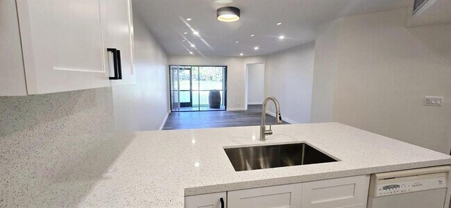 Building Photo - 5539 Courtyard Dr