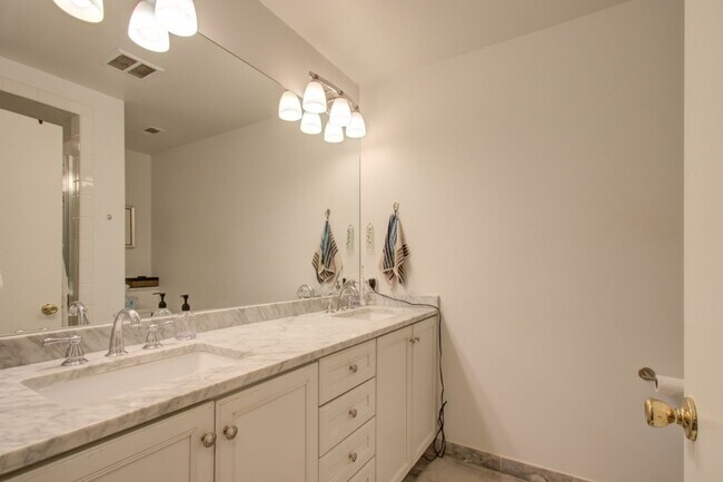 Building Photo - Cool Colonial in North Chevy Chase!