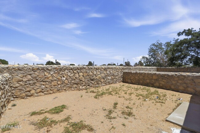 Building Photo - 2918 E Glen Dr