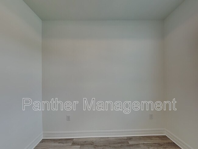 Building Photo - 1422 NE 33rd Ln