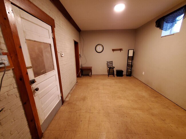 Building Photo - Large 1 bedroom remodeled apartment, washer/dryer hookups