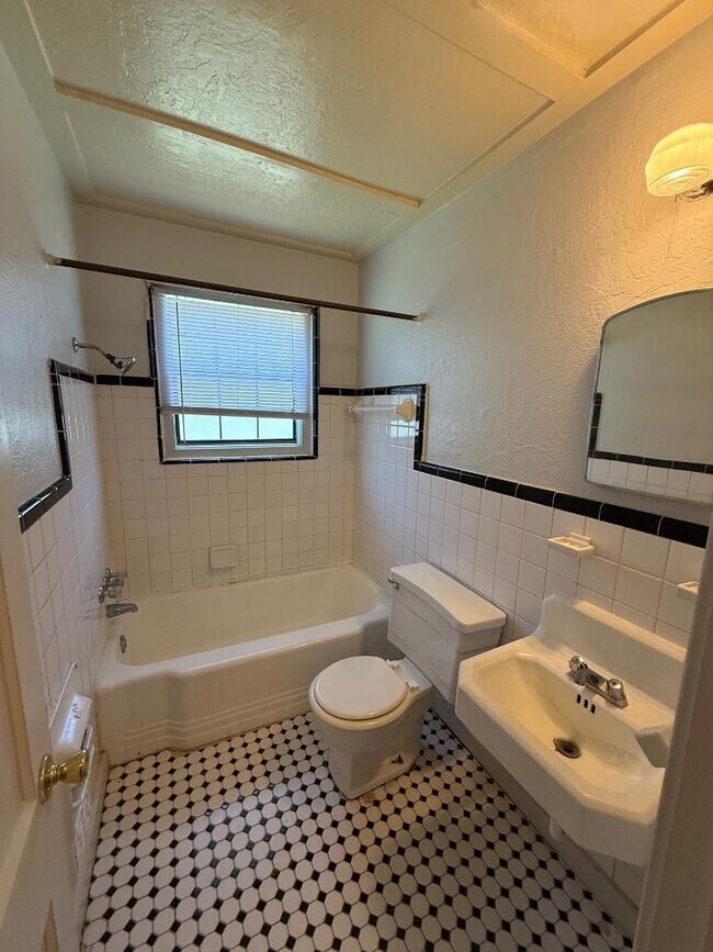 Building Photo - 1 Bed 1 Bath Duplex For Lease!