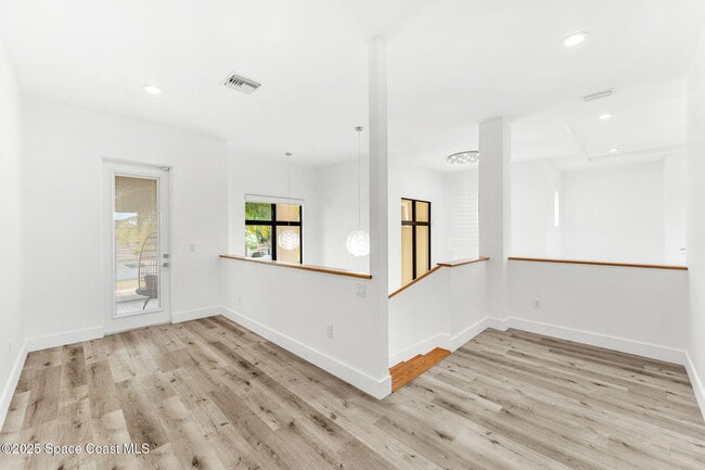 Building Photo - 2355 N Riverside Dr