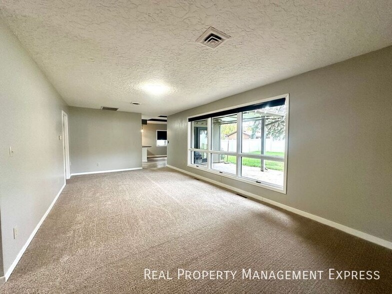 Building Photo - 5 Bedroom 4 Bath Home Blending Luxury and ...